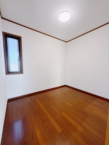 【中古戸建】渋川市吹屋の洋室|■納戸｜収納としても趣味を楽しむお部屋としても使用できる空間です♪