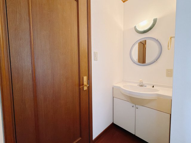 【中古戸建】渋川市吹屋の独立洗面台|■2階洗面｜2階にもおしゃれな洗面をご用意しております♪鏡付きですので安心です♪