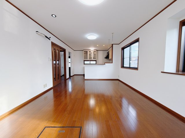 【中古戸建】渋川市吹屋の居間・リビング|■リビング｜陽当たり良好のリビングダイニング♪賃貸では叶わなかった、お友達とのホームパーティや大音量で映画やテレビを楽しむことができます(*^^*)