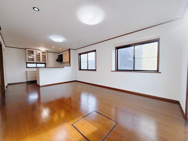 【中古戸建】渋川市吹屋の居間・リビング|■リビング｜落ち着きのある表情を見せるリビングダイニング。太陽の光がたっぷり差し込むリビングは、自然とご家族が集まる居心地の良い空間です。