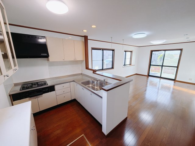 【中古戸建】渋川市吹屋のキッチン|■リビング｜キッチンからの眺望です。リビングダイニングで寛ぐご家族の様子やお子様の様子も見ることができる「絆を深めるプランニング」です( ＾＾ )