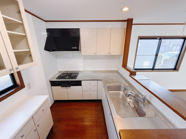 【中古戸建】渋川市吹屋のキッチン|■キッチン｜ワークトップの幅が広く、お子様といっしょにお料理をつくったり、ちょっとしたパーティーも楽しめます。フラットなのでお掃除がしやすいのもポイントです♪