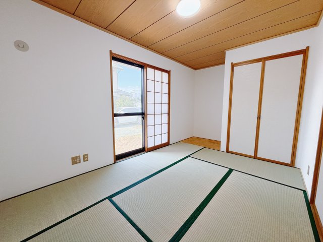 【中古戸建】渋川市吹屋の和室|■1階和室｜和室でしか味わえない畳ならではの香りや素材で和のやすらぎを感じてください♪休日はお子様とお昼寝するのにも最適です！