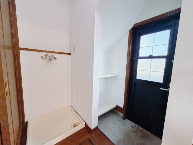 【中古戸建】渋川市吹屋の玄関|■玄関｜毎日の「いってらっしゃい」や「お帰りなさい」を大切なご家族と過ごす玄関は〈使いやすさ〉を追求しております。玄関横の物入は急な来客時でもさっとお片付けできるスペースを確保しています。