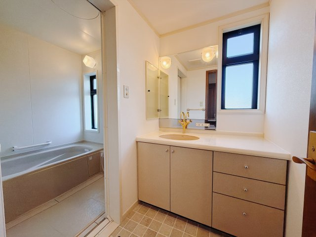 【中古戸建】渋川市吹屋の独立洗面台|■洗面室｜大きな鏡で朝の身支度もラクラク♪毎日の忙しい準備が楽しくなる洗面所です(^^♪