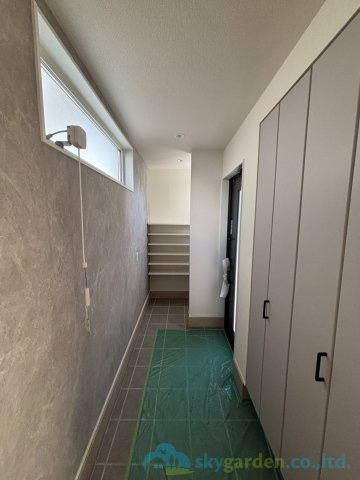 小田原市中新田　未入居戸建　全2棟2号棟の玄関