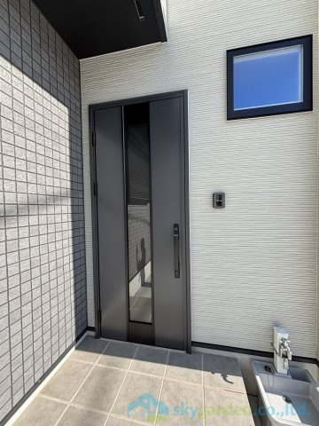 小田原市中新田　未入居戸建　全2棟2号棟の玄関