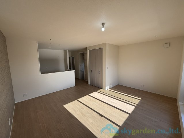 小田原市中新田　未入居戸建　全2棟2号棟の居間・リビング