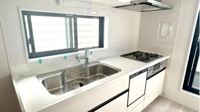 【キッチン】 | 新築分譲住宅　小平の家 | 南向きのキッチンは電気を付けなくても明るい空間。食器洗い乾燥機付きです。