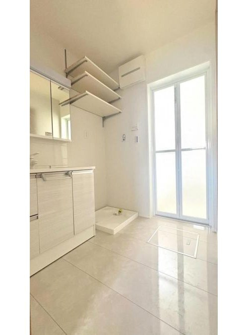 新築分譲住宅　小平の家の洗面所|ゆとりある広さの洗面所。洗濯機置き場の上には収納棚もあり、洗剤などもすっきり片付きます。