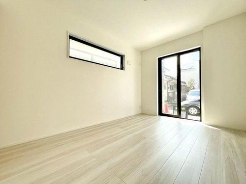 新築分譲住宅　小平の家の洋室|こちらは西側6.0帖洋室です。2面採光で1階でも明るい室内。