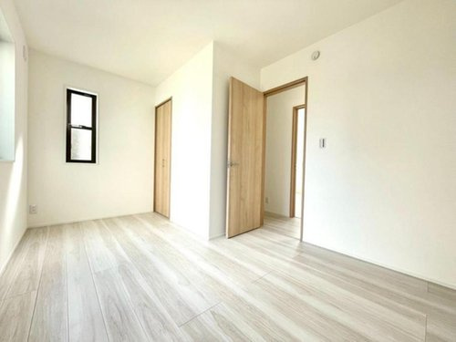 新築分譲住宅　小平の家の洋室|収納完備でお部屋が広く使えますね。