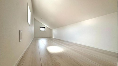 【収納】 | 新築分譲住宅　小平の家 | 固定階段式3.3帖グルニエ。季節物の収納にも。採光窓が嬉しいですね。