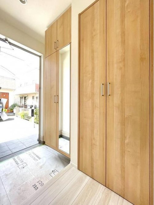 新築分譲住宅　小平の家の玄関|シューズボックスは姿見鏡付き。玄関収納もあり、玄関がスッキリ片付きます。