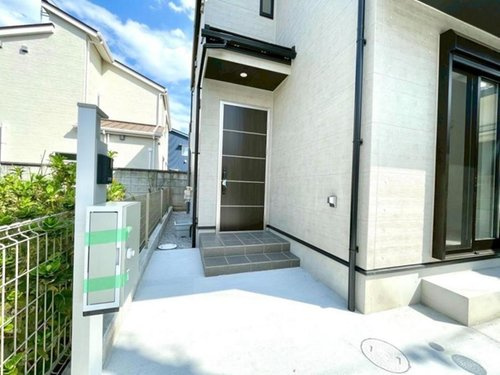 新築分譲住宅　小平の家の玄関|スタイリッシュな玄関。