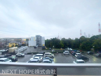 【展望】 | シャルマンコーポ伊丹2号棟　南向き | バルコニーからの眺望です♪隣地は駐車場で周囲の目線も気になりませんね(^^)