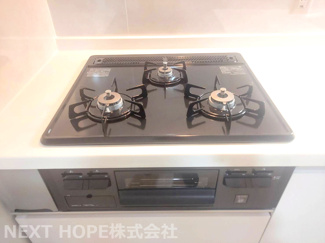 【キッチン】 | シャルマンコーポ伊丹2号棟　南向き | ガス３コクチコンロでお料理もスピーディーに仕上がります♪