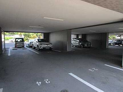 フローレンス緑井グランドアーク弐番館の駐車場