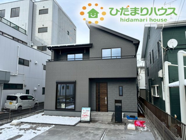熊谷市伊勢町　第5　新築一戸建て　リーブルガーデン　01の外観|スタイリッシュなダークトーンとシャープな屋根のラインが目を引くモダンな外観です！
玄関周りには落ち着いたアクセントが施されており、来客時も好印象を与えられます。