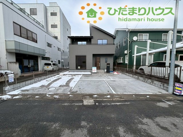 熊谷市伊勢町　第5　新築一戸建て　リーブルガーデン　01の駐車場|並列で車を停められる広々とした駐車スペースを確保しています！
前面道路との段差も少なく、毎日の通勤やお子様の送り迎え時の出し入れもストレスなく行えます。