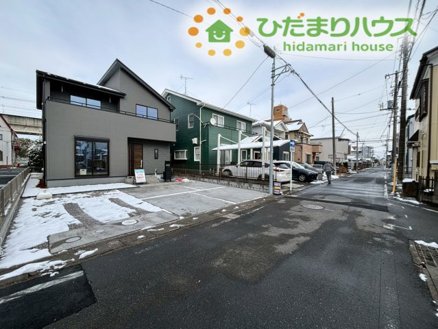 熊谷市伊勢町　第5　新築一戸建て　リーブルガーデン　01の前面道路含む現地写真|見通しが良く、車の運転が苦手な方でも安心して通行できます！
交通量が少ない落ち着いた周辺環境のため、玄関先からお子様と一緒にお出かけする際も、安全に配慮された立地なのが嬉しいですね！