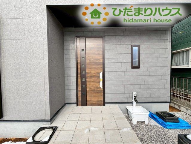 熊谷市伊勢町　第5　新築一戸建て　リーブルガーデン　01のエントランス|木目調の玄関扉が優しく出迎えてくれる、清潔感のあるエントランスポーチです！
雨の日でも足元を濡らしにくい設計になっており、荷物が多い日も安心です。
