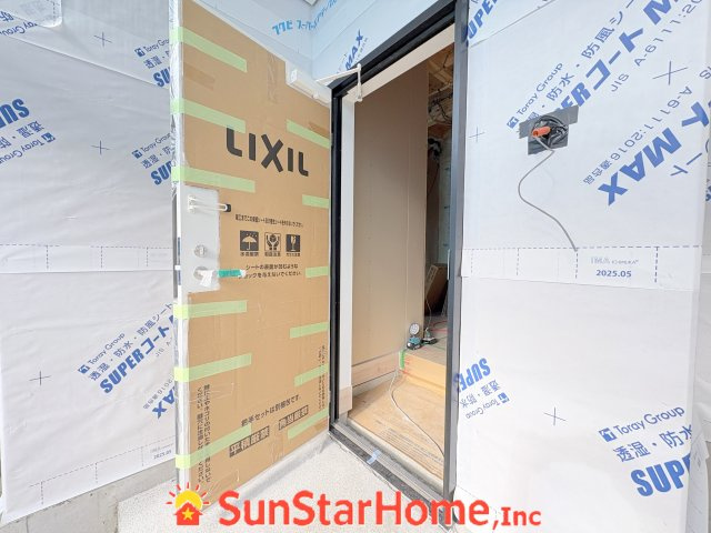 【サンスターホーム】福生市志茂　3階建て2世帯新築戸建の玄関