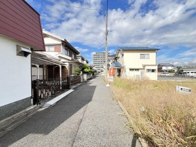 橿原市新賀町の前面道路含む現地写真