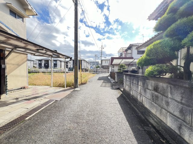 橿原市新賀町の前面道路含む現地写真