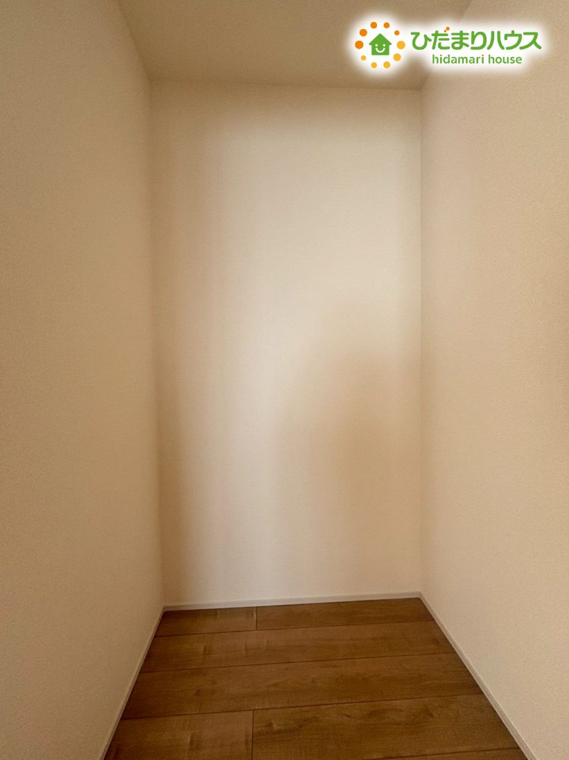 行田市棚田町3丁目　新築一戸建て　ブルーミングガーデン　03の内装|キッチン横にはパントリーが完備されています！
食材もたっぷり収納できますね♪
