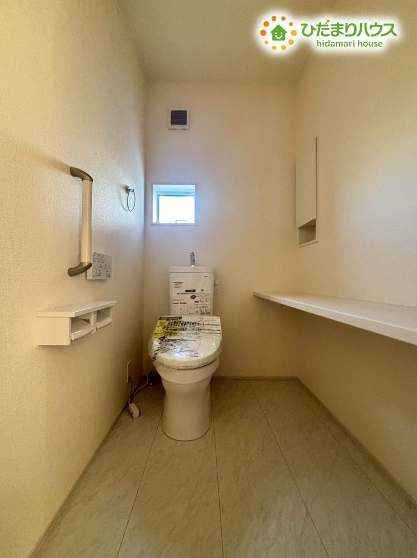 行田市棚田町3丁目　新築一戸建て　ブルーミングガーデン　03のトイレ|トイレは便利なカウンター付き！
ちょっとした小物を置いたりインテリアを楽しんだりできます( *´艸｀)