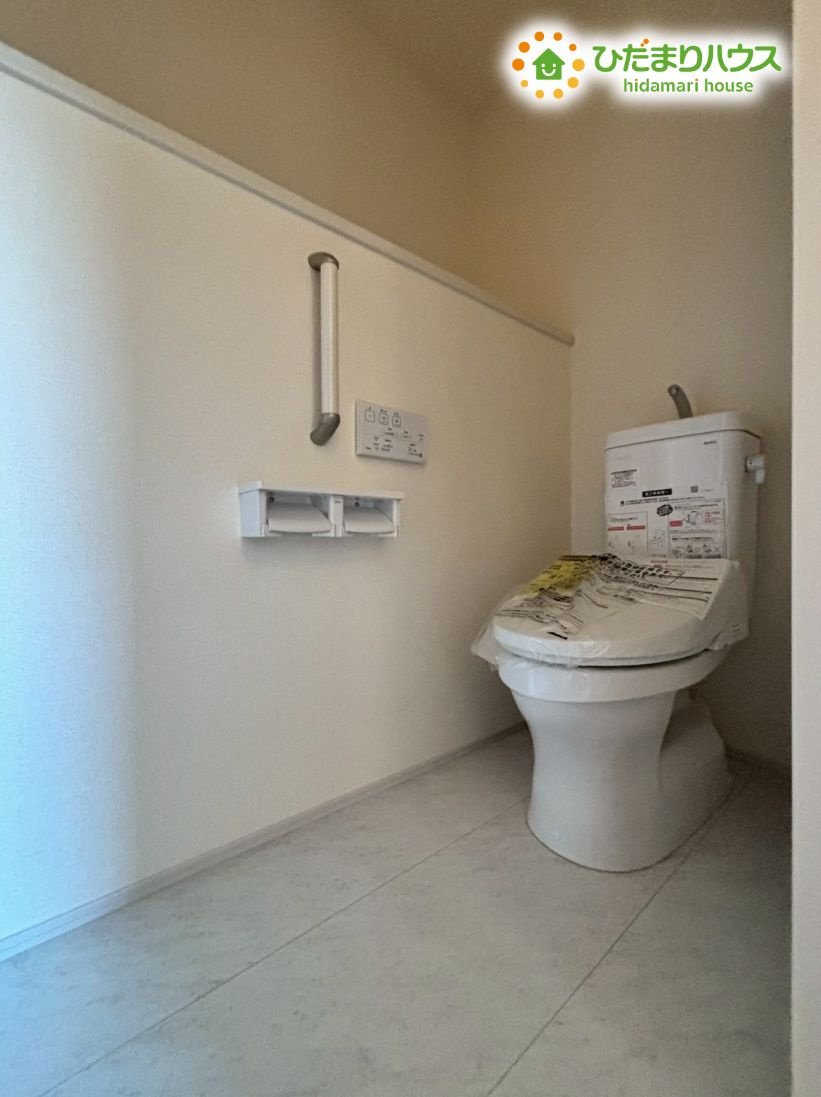 行田市棚田町3丁目　新築一戸建て　ブルーミングガーデン　03のトイレ|トイレは2階にも完備されています！
上下階にトイレがあることで、家族全員がストレスなく快適に過ごせる設計です☆
