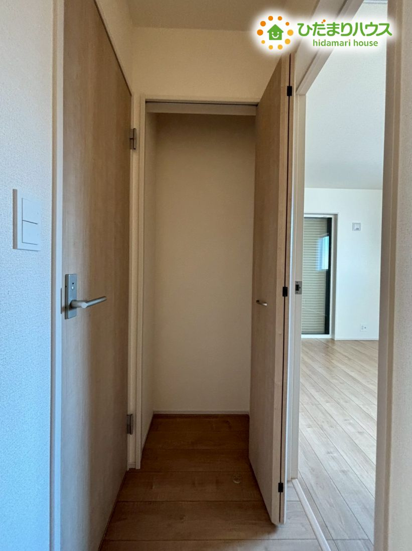 行田市棚田町3丁目　新築一戸建て　ブルーミングガーデン　03の収納|デッドスペースを有効活用した便利な物入です！
扉付きで中身が見えないため、急な来客時でもお部屋の生活感をサッと隠せるのが嬉しいですね(^^)/