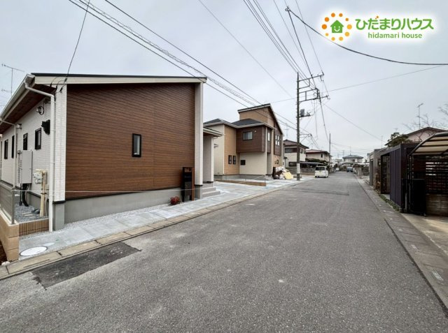 行田市棚田町3丁目　新築一戸建て　ブルーミングガーデン　03の前面道路含む現地写真|幅員にゆとりがある前面道路は、車の出し入れもラクラク◎
周辺環境と調和した、穏やかで心地よい住環境が整っています！