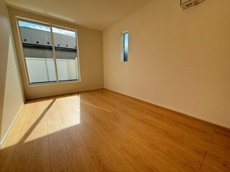 【洋室】 | 廿日市市福面（前空駅）全4区画　NO4 | 2階　洋室　収納付きでお部屋がスッキリ広く使えます。　
バルコニーは　2部屋から出入り可能です。