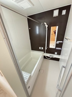 【浴室】 | 廿日市市福面（前空駅）全4区画　NO4 | 前面道路6.1ｍゆったりした浴槽は、足を伸ばしてゆったり湯船につかることができます。
浴室換気乾燥機付きで雨や夜のお洗濯にも大活躍♪