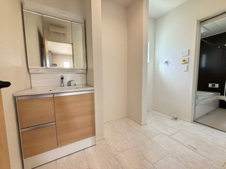 【独立洗面台】 | 廿日市市福面（前空駅）全4区画　NO4 | 三面鏡付きの洗面台は、メイクもドライヤーも余裕のスペースです☆