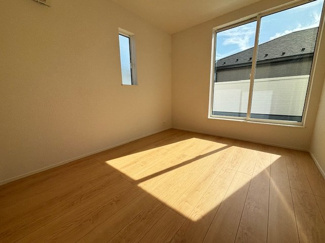 【洋室】 | 廿日市市福面（前空駅）全4区画　NO4 | 2階　洋室　収納付きでお部屋がスッキリ広く使えます。　
バルコニーは　2部屋から出入り可能です。
