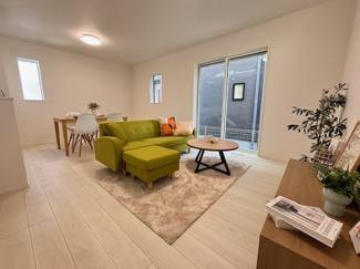 【居間・リビング】 | 廿日市市福面（前空駅）全4区画　NO1 | 大きな窓が設置された16帖リビング☆対面式のキッチンでリビングが見渡せるので、お子様やご家族の様子が見えて安心です♪