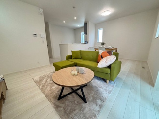 【居間・リビング】 | 廿日市市福面（前空駅）全4区画　NO1 | 16帖リビング☆対面式のキッチンでリビングが見渡せるので、お子様やご家族の様子が見えて安心です♪