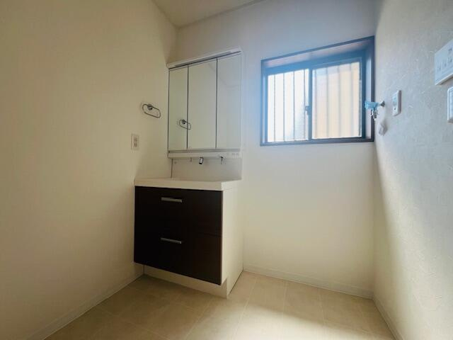 鎌ヶ谷市南初富四丁目　貸し戸建ての洗面所