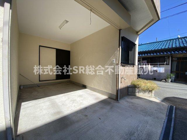 若江西新町3丁目中古戸建の駐車場|お車をお持ちの方には嬉しい駐車場はシャッター付き車庫（車種による）です！