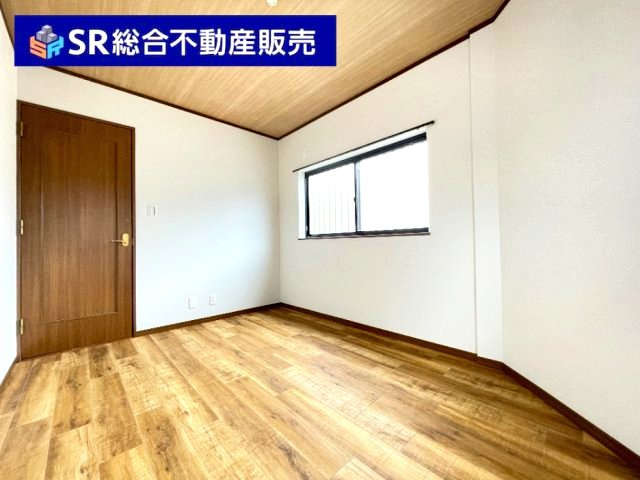 若江西新町3丁目中古戸建の駐車場|お車をお持ちの方には嬉しい駐車場はシャッター付き車庫（車種による）です！