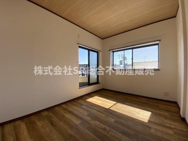 若江西新町3丁目中古戸建の子供部屋|3F・東側洋室6帖。大きな窓から採光がたっぷり♪子供部屋にも使い勝手がいいです！