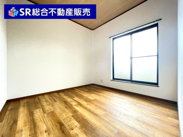 若江西新町3丁目中古戸建の子供部屋|3F・東側洋室6帖。大きな窓から採光がたっぷり♪子供部屋にも使い勝手がいいです！