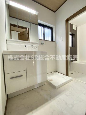 若江西新町3丁目中古戸建の脱衣所|室内洗濯機置場があり広々とした脱衣場です！