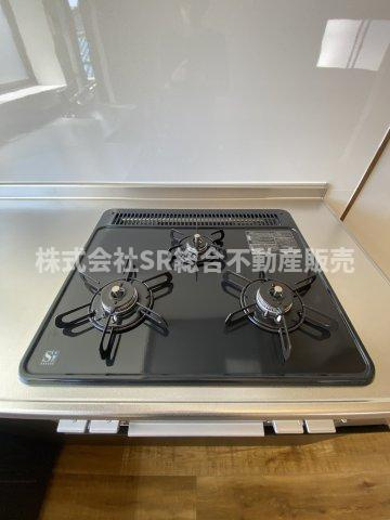 若江西新町3丁目中古戸建のキッチン|3口コンロ、グリル付きです♪