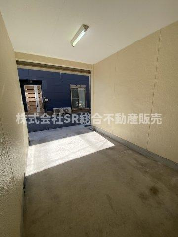 若江西新町3丁目中古戸建の駐車場|雨に濡れずにお家に出入りできるのでお買い物の後に便利です！