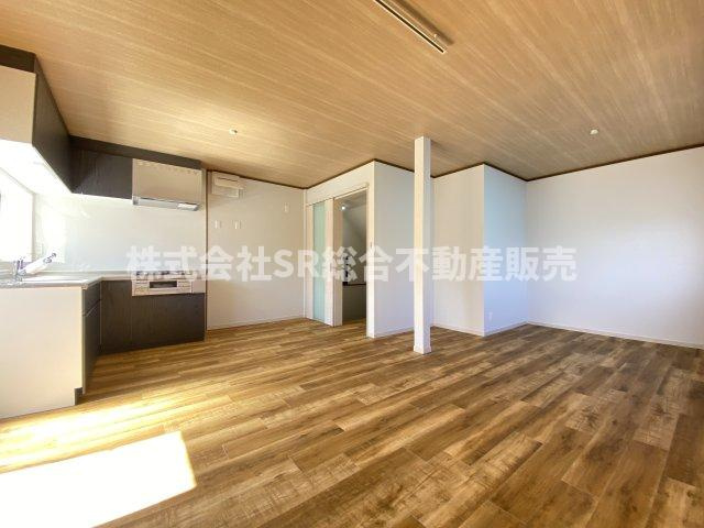 若江西新町3丁目中古戸建の居間・リビング|リビングは広々17帖♪ご家族でゆったりとお過ごしいただけます！