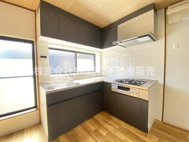 若江西新町3丁目中古戸建のキッチン|L字型のシステムキッチンは設備が充実しており、快適にお料理できます！